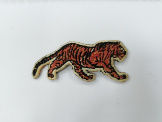Os remendos bordados personalizados laváveis de pano etiquetas da transferência térmica para a roupa