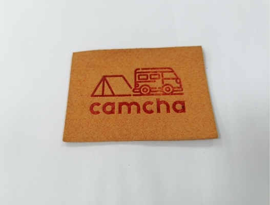 O plutônio da camurça de Microfiber da cor de Pantone gravou os remendos de couro costura na roupa