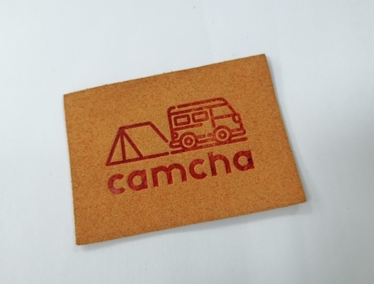 O plutônio da camurça de Microfiber da cor de Pantone gravou os remendos de couro costura na roupa