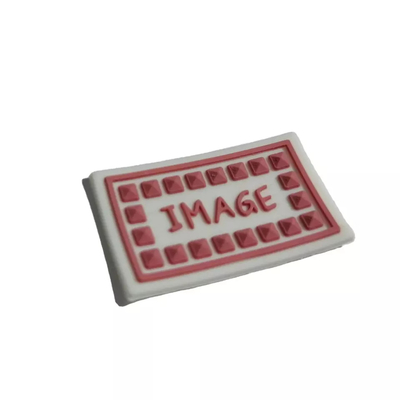 As etiquetas do silicone personalizaram os remendos 3D de borracha a transferência térmica lavável para o vestuário