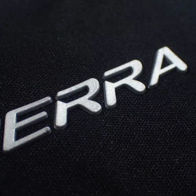 As etiquetas personalizadas da roupa da transferência térmica do silicone 3D com prata Shinny a cor