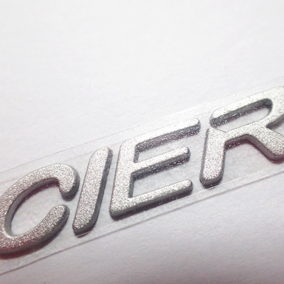 As etiquetas personalizadas da roupa da transferência térmica do silicone 3D com prata Shinny a cor