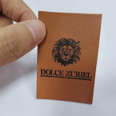 A etiqueta feita sob encomenda gravou os remendos de couro para calças de brim das bolsas da roupa