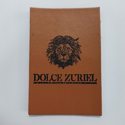 A etiqueta feita sob encomenda gravou os remendos de couro para calças de brim das bolsas da roupa