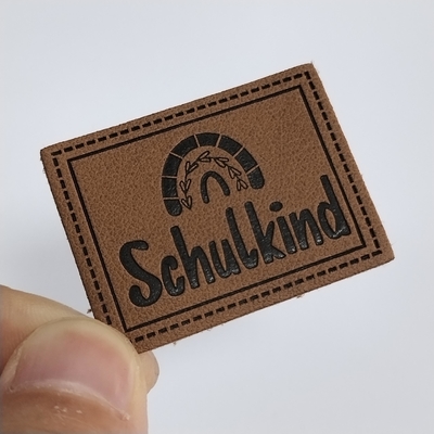 Microfiber gravou a etiqueta de couro do plutônio do logotipo costura na roupa personaliza o projeto