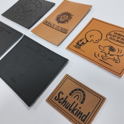 Microfiber gravou a etiqueta de couro do plutônio do logotipo costura na roupa personaliza o projeto