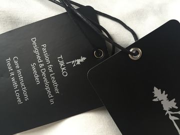 Ambas as etiquetas do cair da roupa do papel de arte do logotipo da prata do lado com cabo encerado preto
