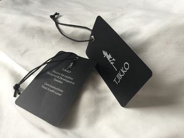 Ambas as etiquetas do cair da roupa do papel de arte do logotipo da prata do lado com cabo encerado preto