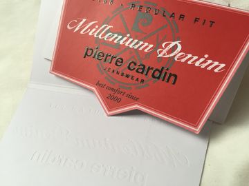 O único lado imprimiu etiquetas de papel recicladas do cair, etiquetas dobradas meio do cair para o retalho