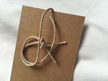 A etiqueta do cair do papel de embalagem de Brown De 3 cores, algodão de 3mm/cair feito sob encomenda do vestuário cabo de linho etiqueta