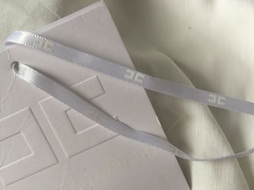 Etiquetas brancas do cair da roupa de cartão do logotipo de Debossed com tamanho do costume da corda