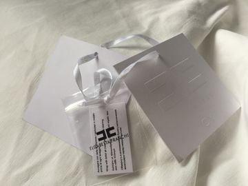 Etiquetas brancas do cair da roupa de cartão do logotipo de Debossed com tamanho do costume da corda
