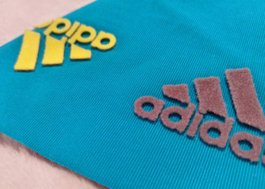 Etiquetas reflexivas de Tagless da imprensa do calor do logotipo alto do tipo da elasticidade para o terno de esqui