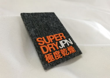 Remendos de borracha do logotipo do logotipo feito sob encomenda da marca para a injeção de Mirco da roupa
