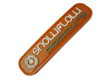 A roupa feita sob encomenda colorida logotipo gravada remenda os acessórios de borracha do vestuário do crachá