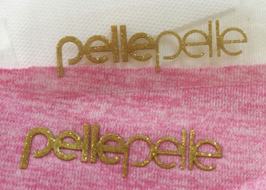 As etiquetas gravadas levantadas personalizadas da roupa da transferência térmica das técnicas Shinny a cor do ouro