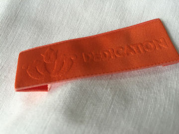 Etiquetas tecidas Needleloom confortáveis da roupa com Debossing de alta frequência