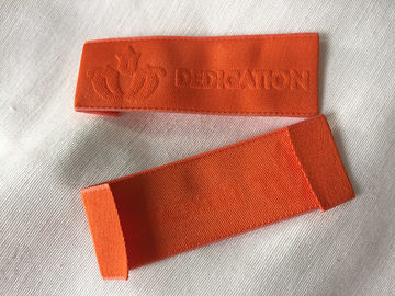 Etiquetas tecidas Needleloom confortáveis da roupa com Debossing de alta frequência