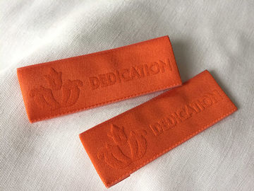 Etiquetas tecidas Needleloom confortáveis da roupa com Debossing de alta frequência