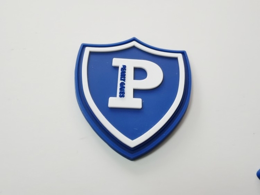 A etiqueta principal da roupa da borracha de silicone, o efeito 3D preto costura em Logo Patches