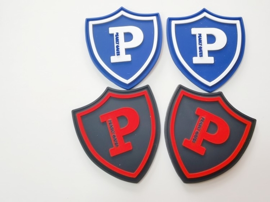 A etiqueta principal da roupa da borracha de silicone, o efeito 3D preto costura em Logo Patches