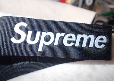 Logotipo reflexivo de alta frequência supremo de 3D 3M na fita de nylon de 3.2cm para o logotipo dos chapéus