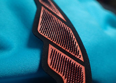 A roupa feita sob encomenda de OEKO remenda o ferro em remendos de pano