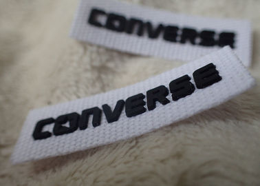 O logotipo inverso do silicone 3D remenda o delicado preto para a etiqueta do pescoço da roupa