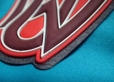 O logotipo feito sob encomenda gravou remendos autoadesivos da roupa, etiquetas da borracha do silicone 3D