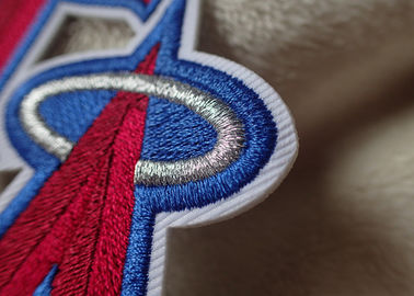 Remendos bordados multicoloridos dos esportes da etiqueta de tipo do jérsei de futebol com esparadrapo quente do derretimento