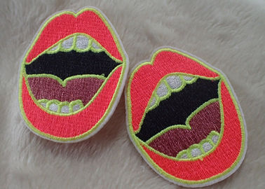 Os crachás bordados personalizados excelentes e multicoloridos, costume bordaram remendos para a roupa do bebê