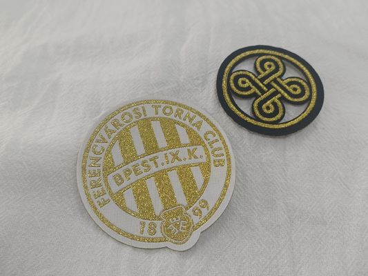 Desenho de logotipo requintado completo bordado em tecido