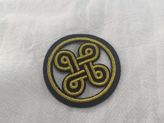 Desenho de logotipo requintado completo bordado em tecido