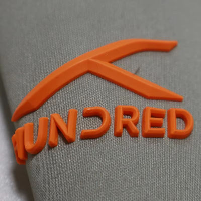 T-shirt personalizado Etiqueta de silicone lavável 3D Logotipo de silicone macio Transferência de calor Emblema de silicone
