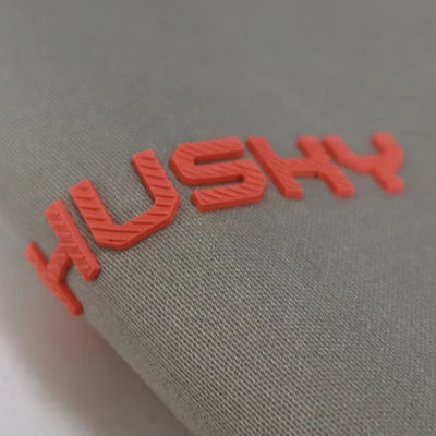T-shirt personalizado Etiqueta de silicone lavável 3D Logotipo de silicone macio Transferência de calor Emblema de silicone
