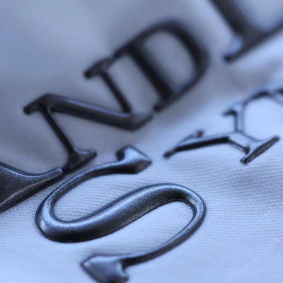 Letras de design personalizadas de alta frequência em relevo Etiqueta de marca 3D TPU Logotipo de transferência de calor Ferro em rótulos para roupas