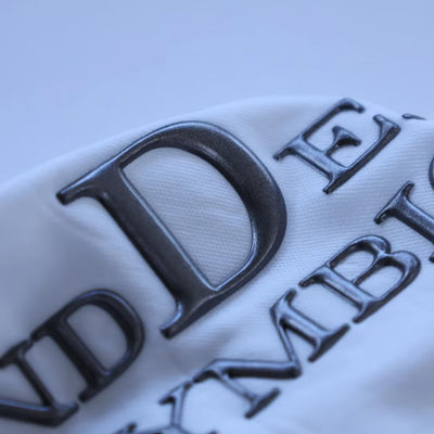 Letras de design personalizadas de alta frequência em relevo Etiqueta de marca 3D TPU Logotipo de transferência de calor Ferro em rótulos para roupas