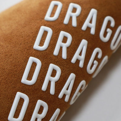 Letras de design personalizadas de alta frequência em relevo Etiqueta de marca 3D TPU Logotipo de transferência de calor Ferro em rótulos para roupas