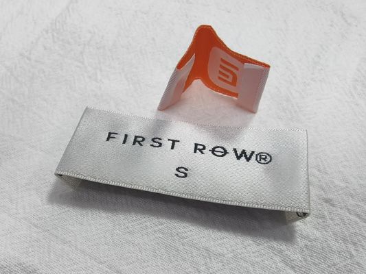 Etiquetas de tecido tecido laváveis personalizadas Costura no pescoço Etiquetas Corte a laser Bordas Patches macios para bolsas Roupas