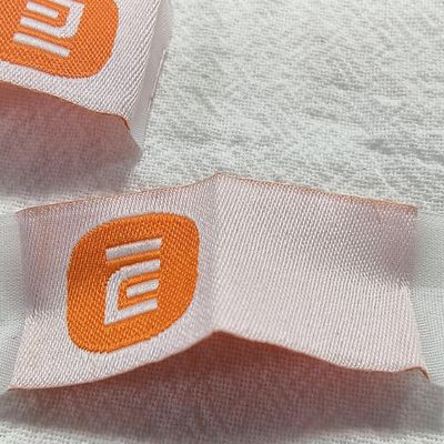 Etiquetas tecidas personalizadas de alta densidade para roupas, dobradas em capa de livro, para bolsas e roupas