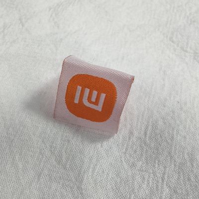 Etiquetas tecidas personalizadas de alta densidade para roupas, dobradas em capa de livro, para bolsas e roupas
