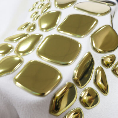 Fabrica Custom Metallic Gold TPU Heat Transfer Label - Emblema de Forma Irregular para Vestuário de Luxo e Vestuário de Moda