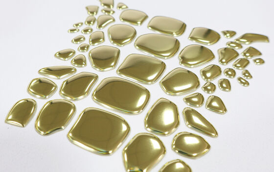 Fabrica Custom Metallic Gold TPU Heat Transfer Label - Emblema de Forma Irregular para Vestuário de Luxo e Vestuário de Moda