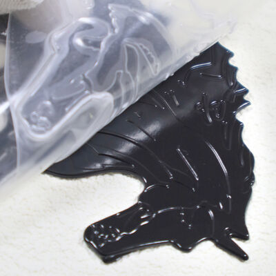 Etiqueta de Transferência de Calor de Cavalo Correndo Preto em TPU – Patch de Tensão Embutido 3D para Marca de Vestuário e Bolsas