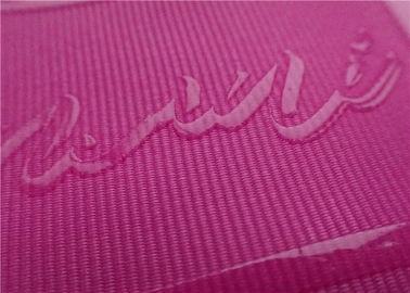 Etiqueta transparente brilhante da impressão da tela do logotipo do silicone na fita da linha do poliéster de Coloful