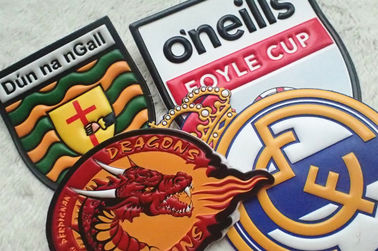 Remendos coloridos feitos sob encomenda do PVC, gravados e logotipo dos vestuários da impressão da tela