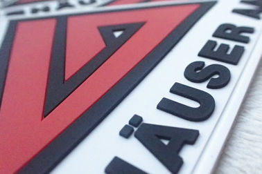 O vermelho e o branco gravaram crachás do silicone personalizaram remendos de borracha macios do PVC dos logotipos