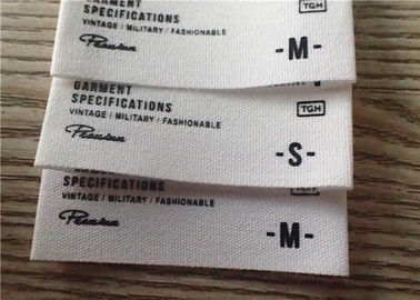 Etiquetas tecidas algodão da roupa com logotipo branco do gráfico do fundo e da impressão