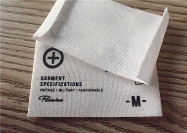 Etiquetas tecidas algodão da roupa com logotipo branco do gráfico do fundo e da impressão