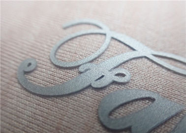 A personalização de etiquetas da fonte e da roupa da transferência térmica da cor/calor do silicone pressiona etiquetas